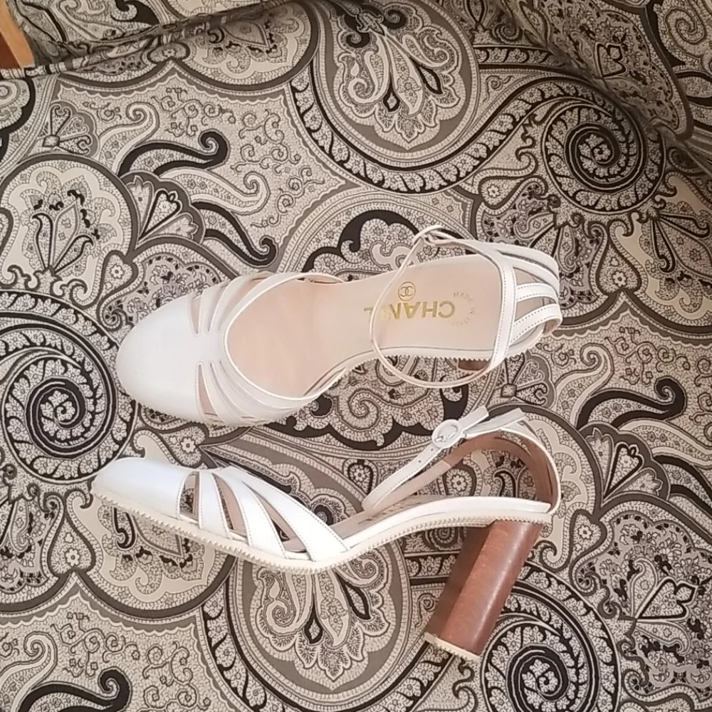 CHANEL elegant slingback